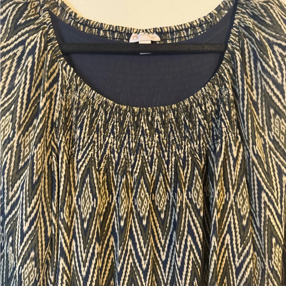 NAVY/TAN PRINT TOP w/SLEEVE DETAIL PLUS: 2X #W - Picture 2 of 12